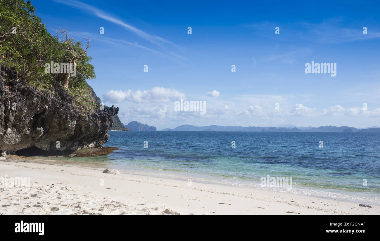 Bellissime spiagge e mare azzurro nelle Filippine Foto Stock