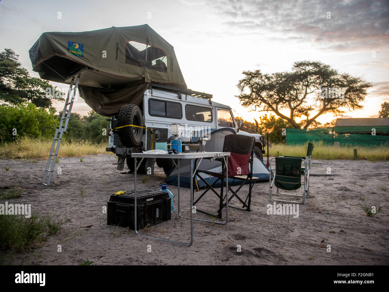 Camping con pop up tenda sul Land Rover in Botswana, Africa Foto Stock
