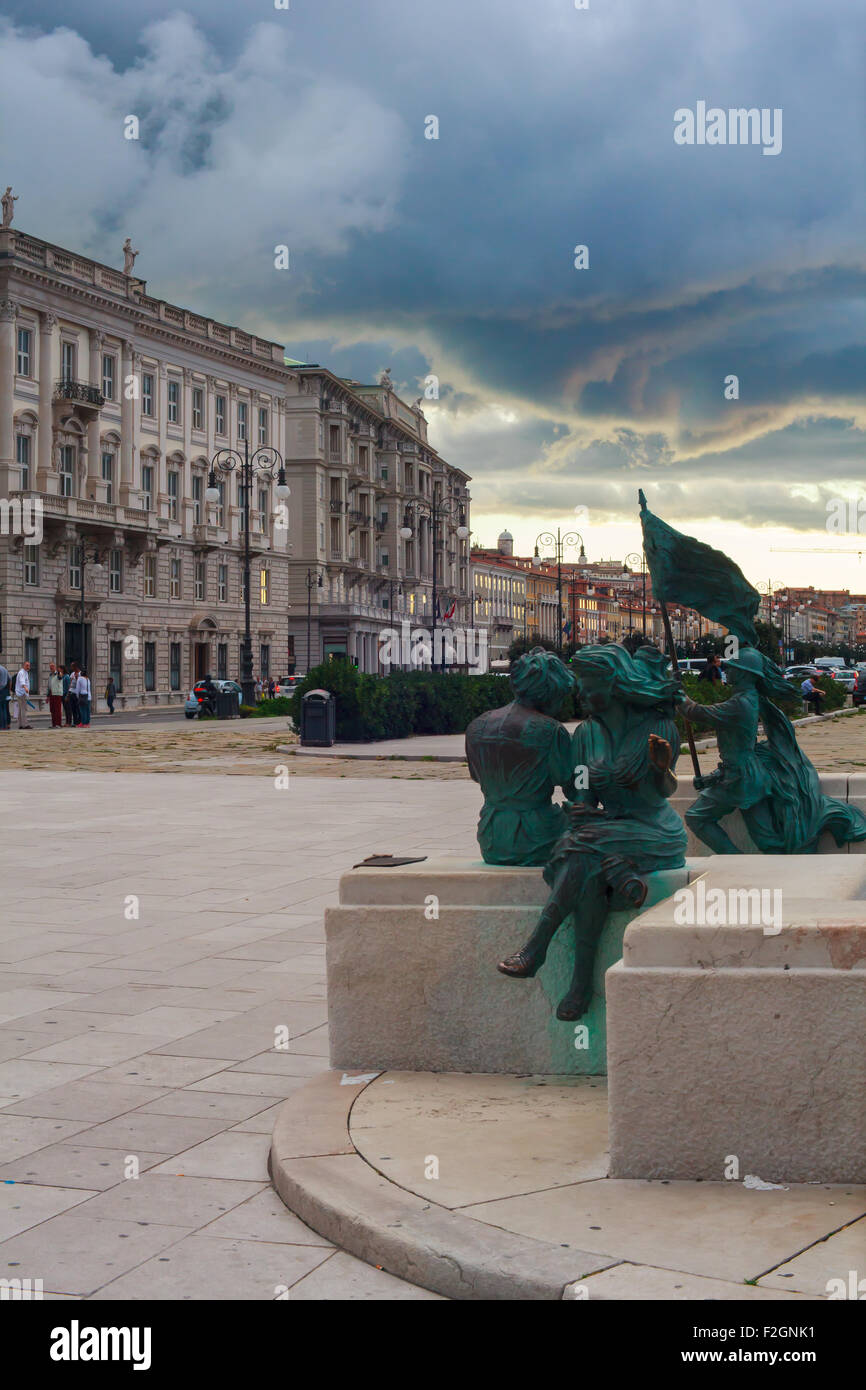 TRIESTE, ITALIA - SETTEMBRE, 22: Vista del monumento di Trieste e gli edifici su Settembre 22, 2014 Foto Stock