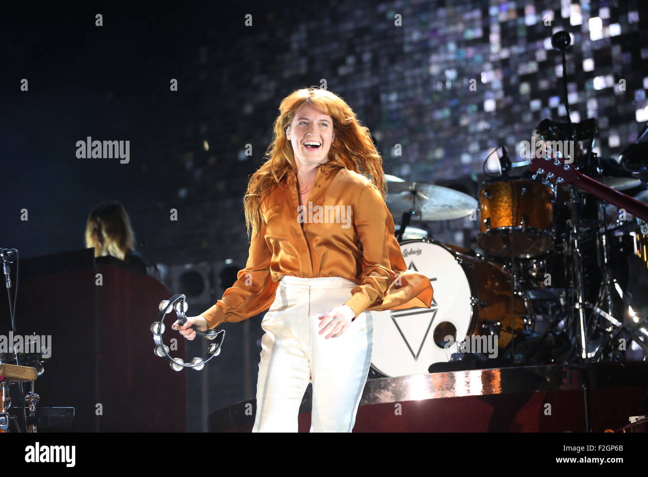 Manchester, Regno Unito. 18 Settembre, 2015. Firenze e la macchina eseguire live a vendere fuori di pubblico al Manchester Arena. Credito: Simon Newbury/Alamy Live News Foto Stock