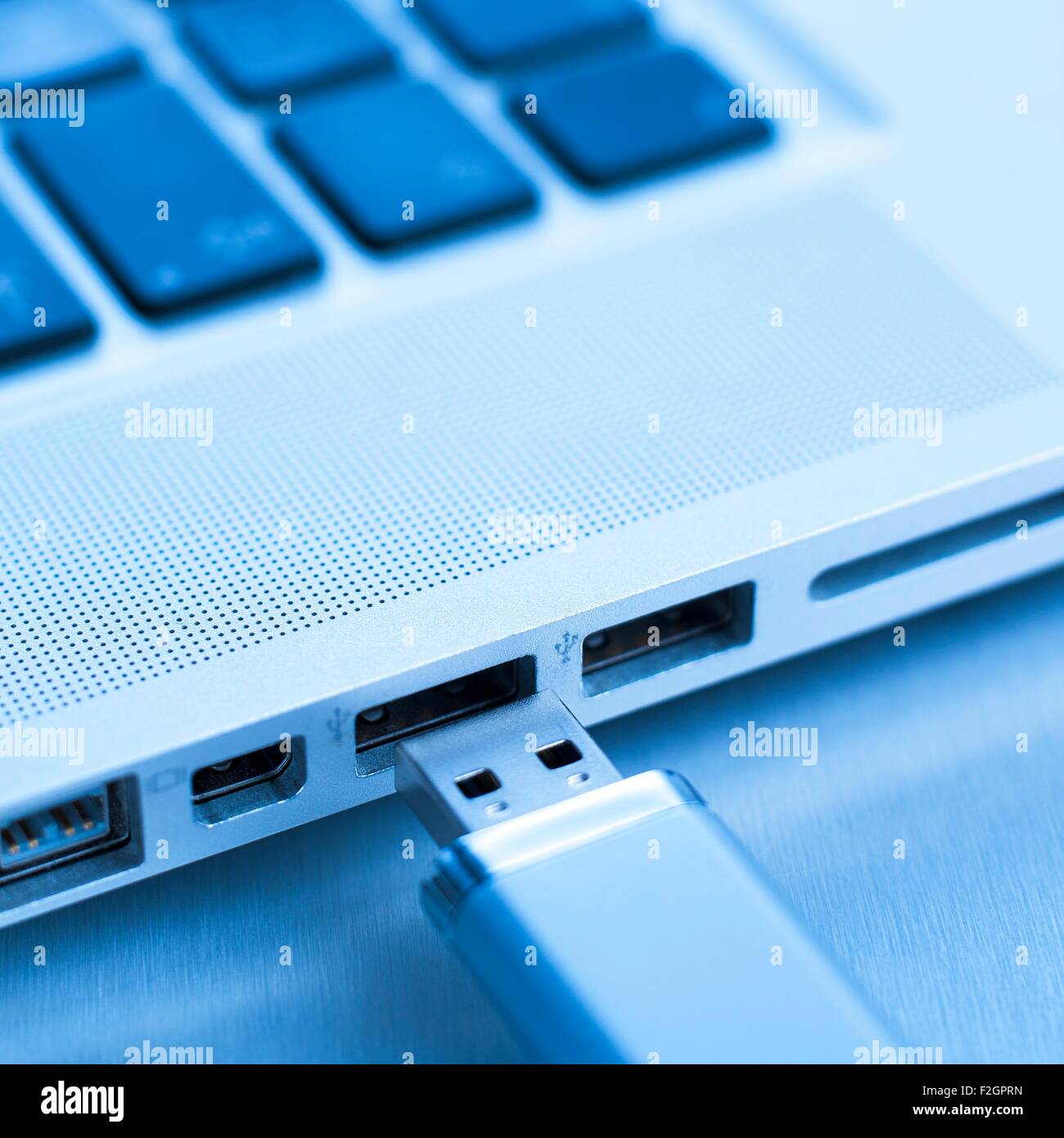 Memory stick USB e il computer portatile Foto Stock