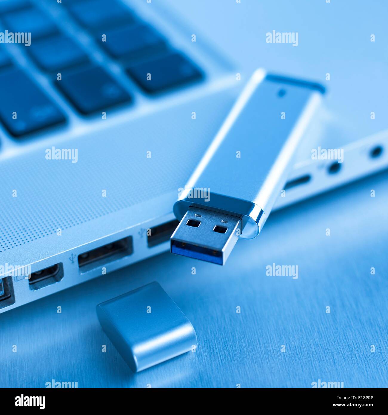 Memory stick USB e il computer portatile Foto Stock