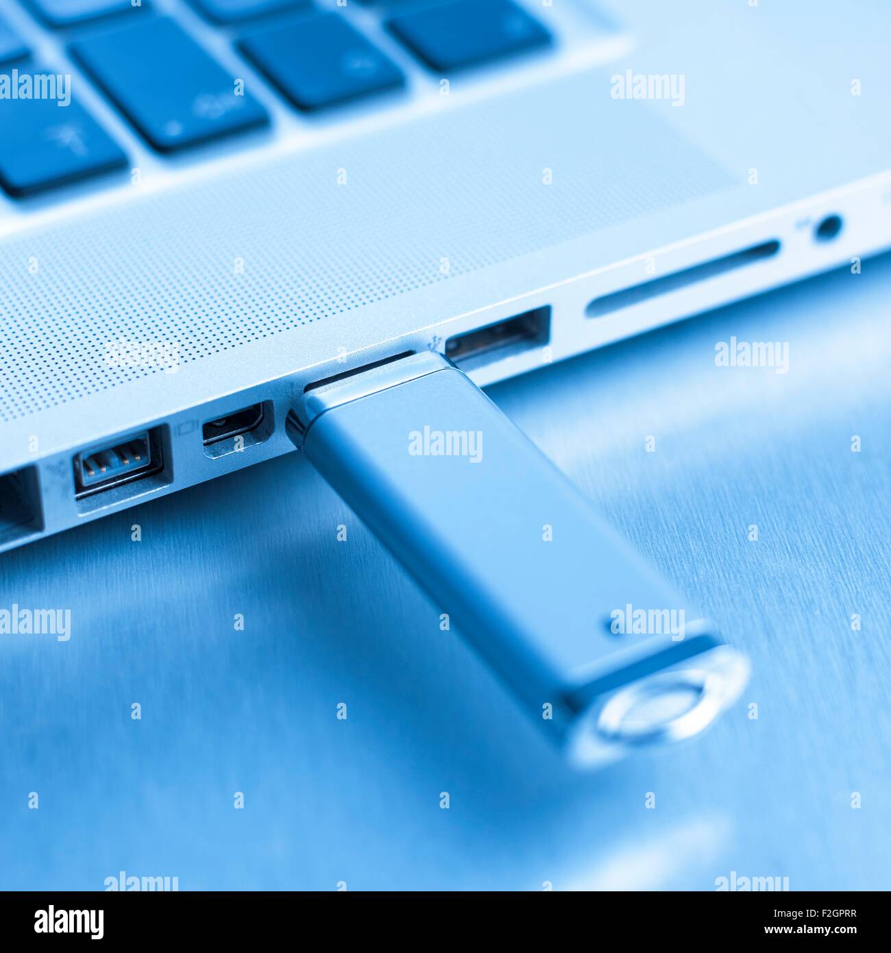 Memory stick USB e il computer portatile Foto Stock