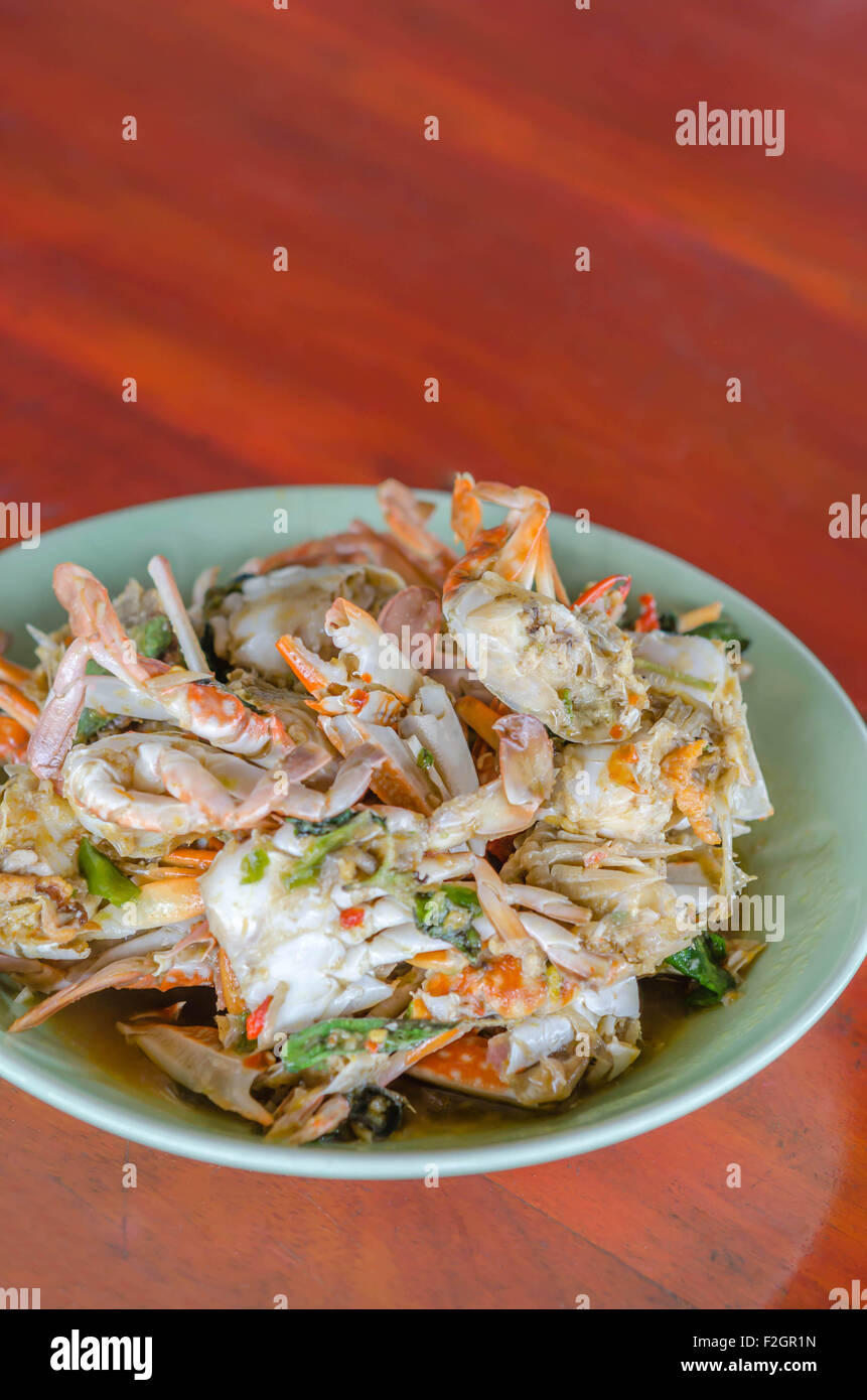 Mescolare il granchio fritto con peperoncino e le foglie di basilico , piccante piatto di frutti di mare Foto Stock