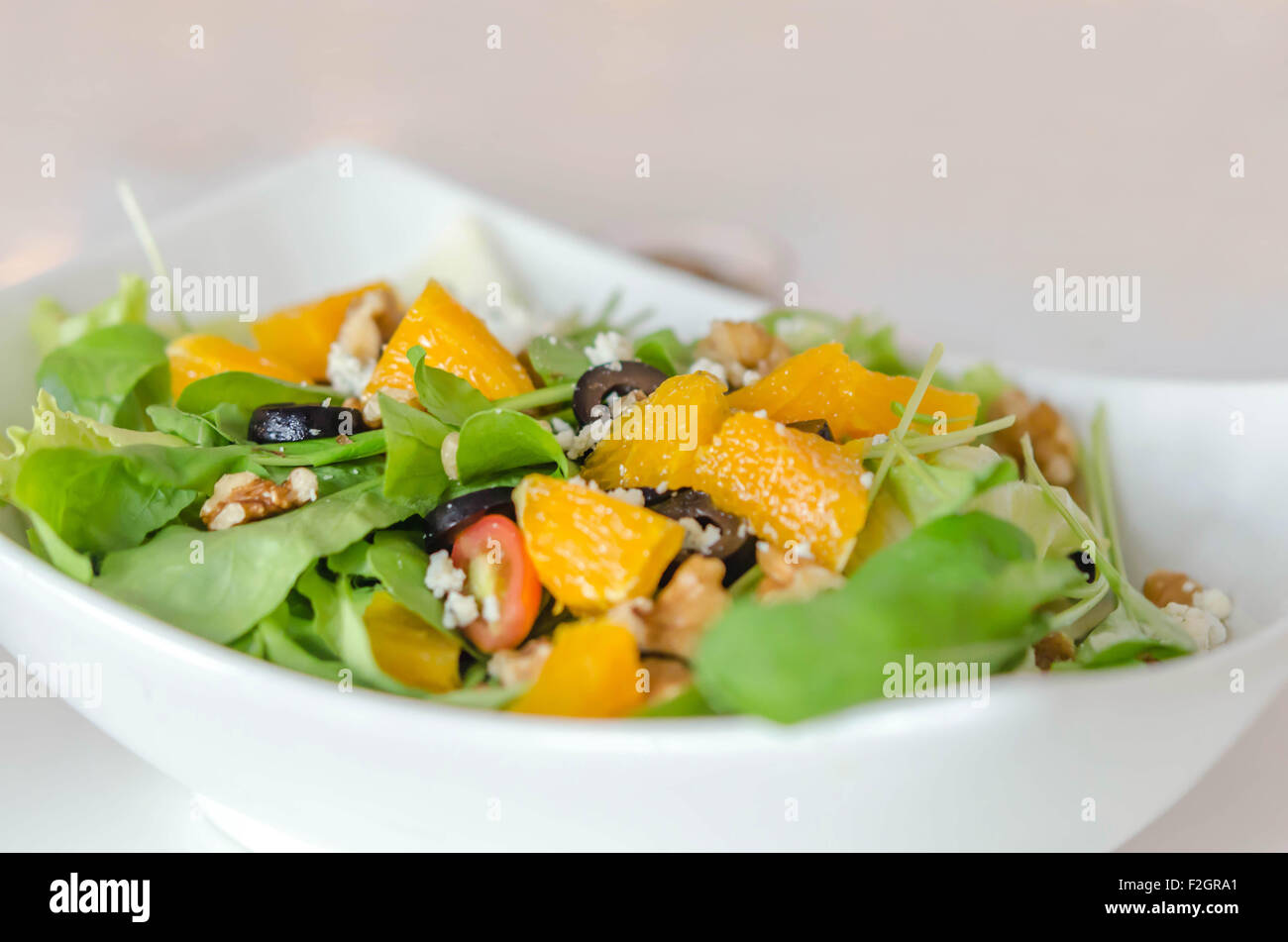 Insalata di rucola con parmigiano e frutta di arancia Foto Stock
