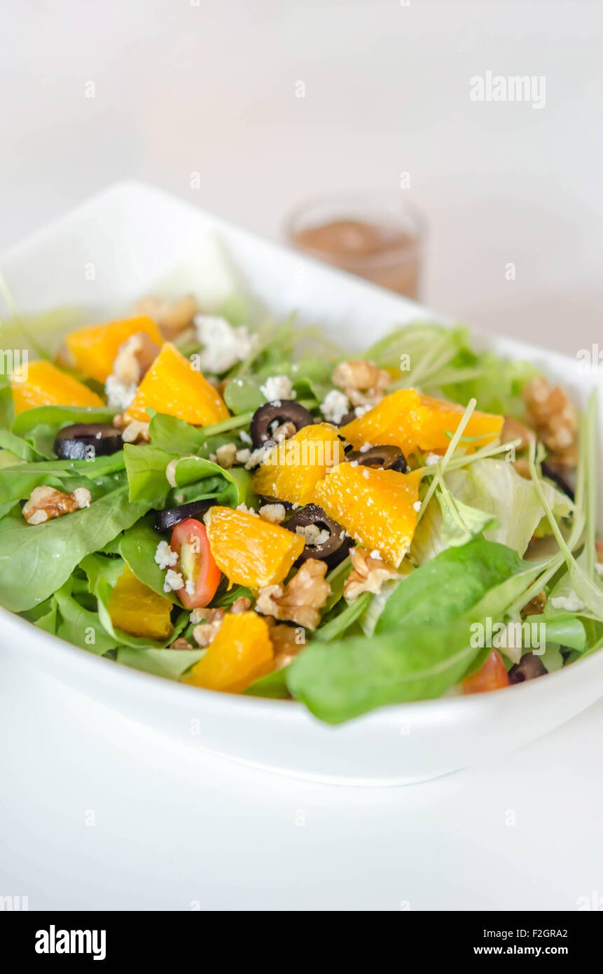 Insalata di rucola con parmigiano e frutta di arancia Foto Stock