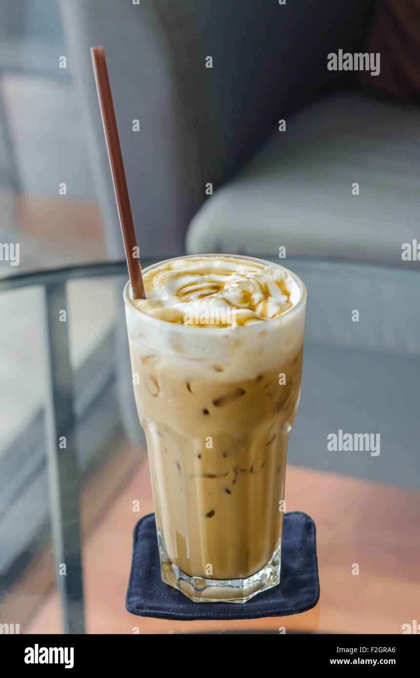 Iced caramello macchiato , caffè in vetro con cannuccia Foto Stock