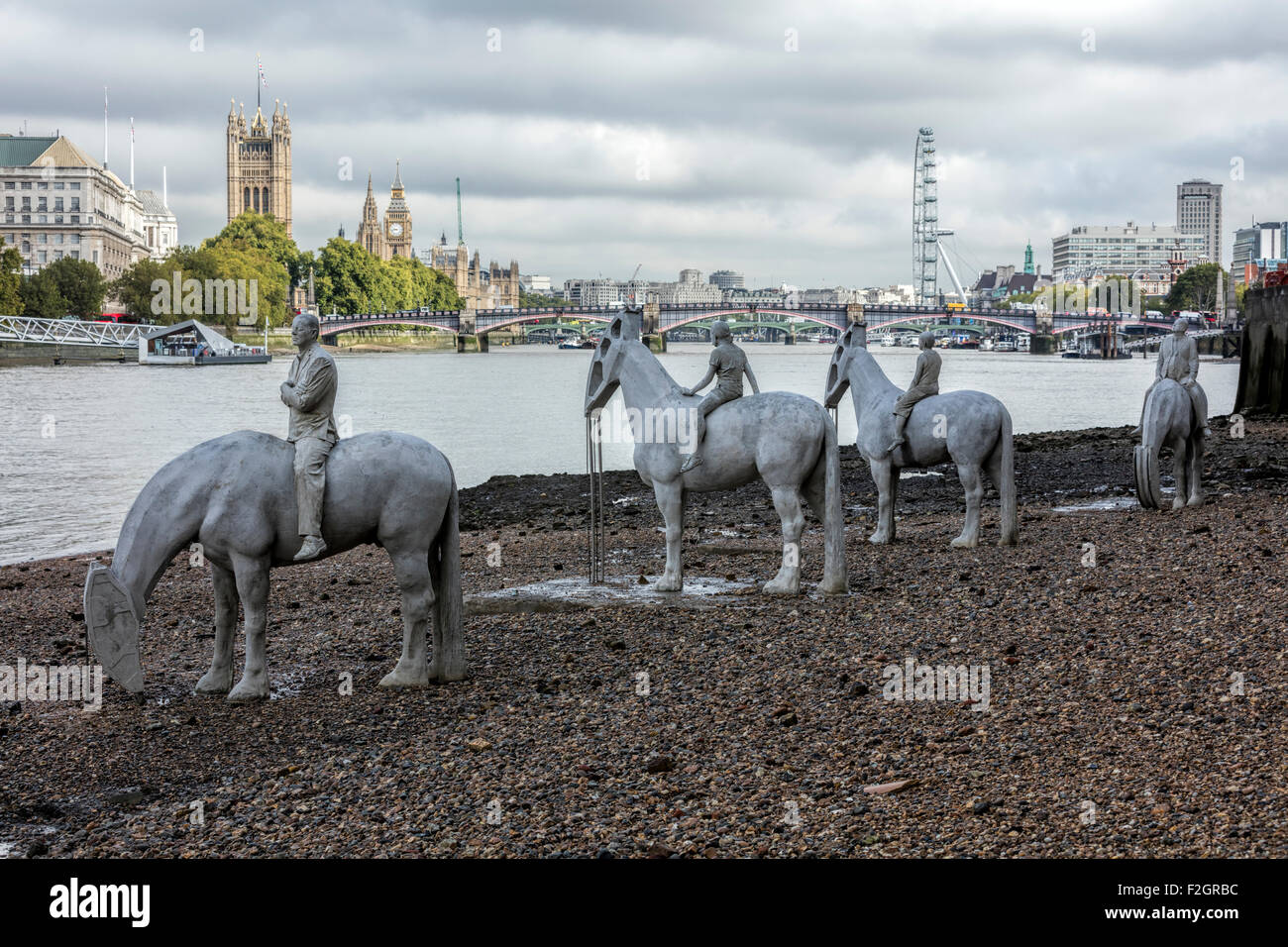 I cavalli bianchi a bassa marea su Vauxhall foreshore vicino al Fiume Tamigi a Londra. Questa è la marea crescente scultura. Foto Stock