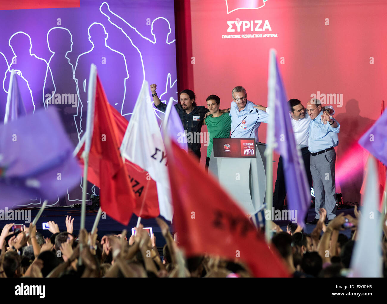 Atene, Grecia. Xviii Sep, 2015. Ex primo ministro greco e leader della sinistra radicale 'SYRIZA', Alexis Tsipras (2R) con il leader della Spagna Podemos partito, Pablo Iglesias (L), membro tedesco del Parlamento europeo per i Verdi, Ska Keller (2L) Partito Comunista Francese del segretario generale Pierre Laurent (C) Bundestag e presidente del partito di sinistra Gregor Gysi (R) durante il suo principale pre-comizio elettorale in Piazza Syntagma ad Atene, in Grecia, il 18 settembre 2015. Si terranno le elezioni generali in Grecia il 20 settembre 2015. Credito: Elias Verdi/ Alamy Live News Foto Stock