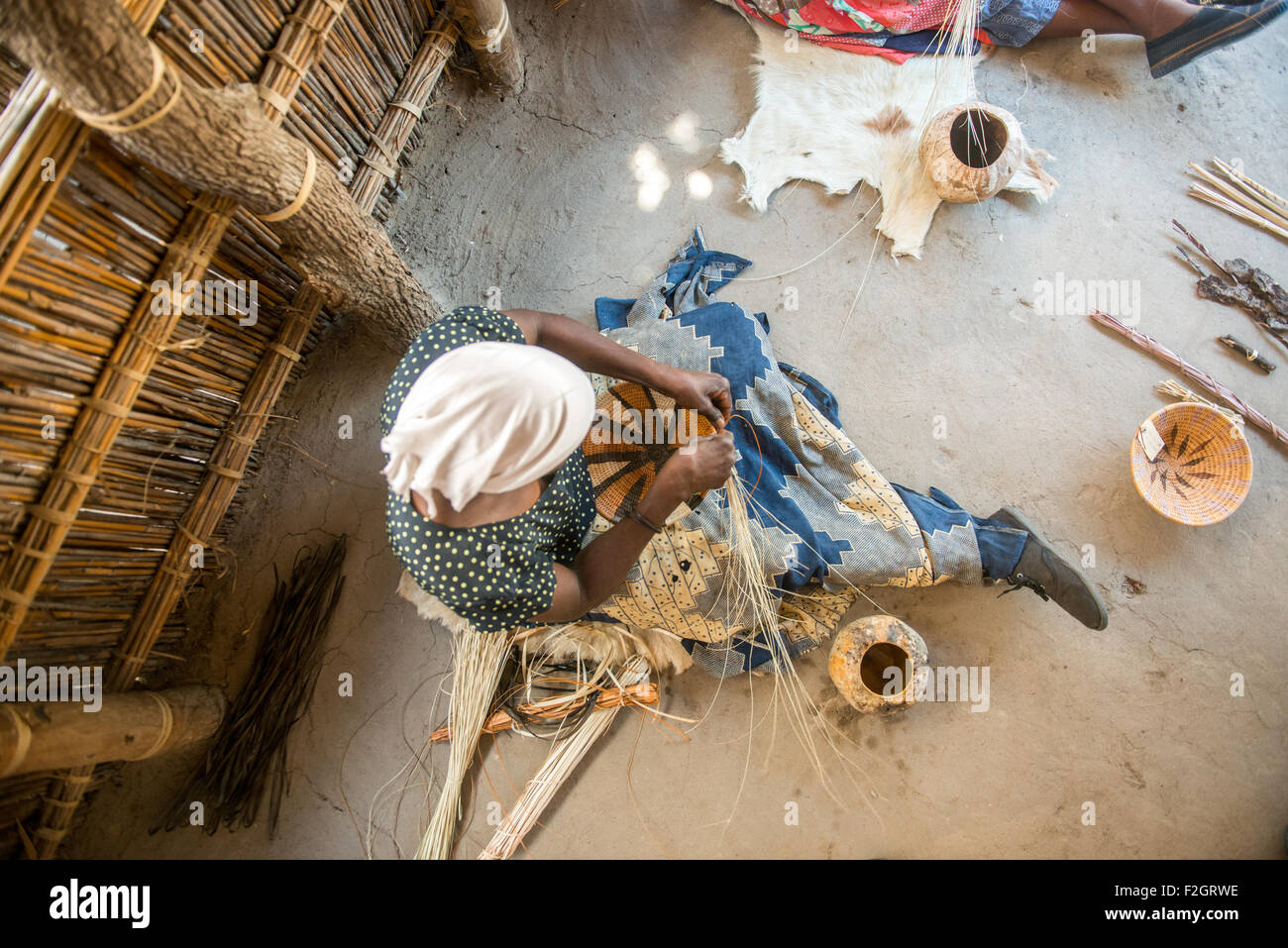 La donna nel villaggio Sexaxa realizzazione artigianale di bocce in Botswana, Africa Foto Stock