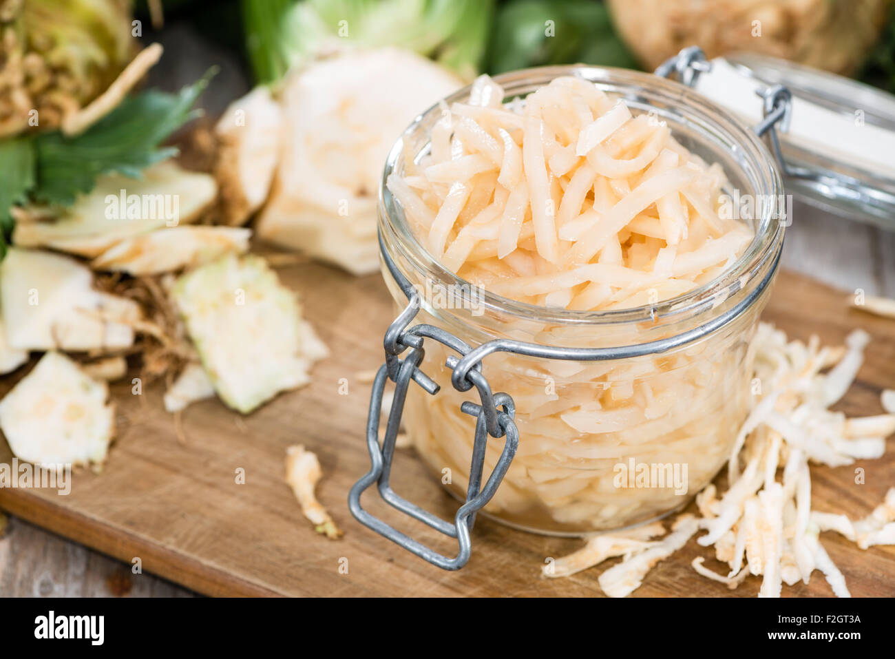 Fatta fresca insalata di sedano rapa in una ciotola (close-up shot) Foto Stock