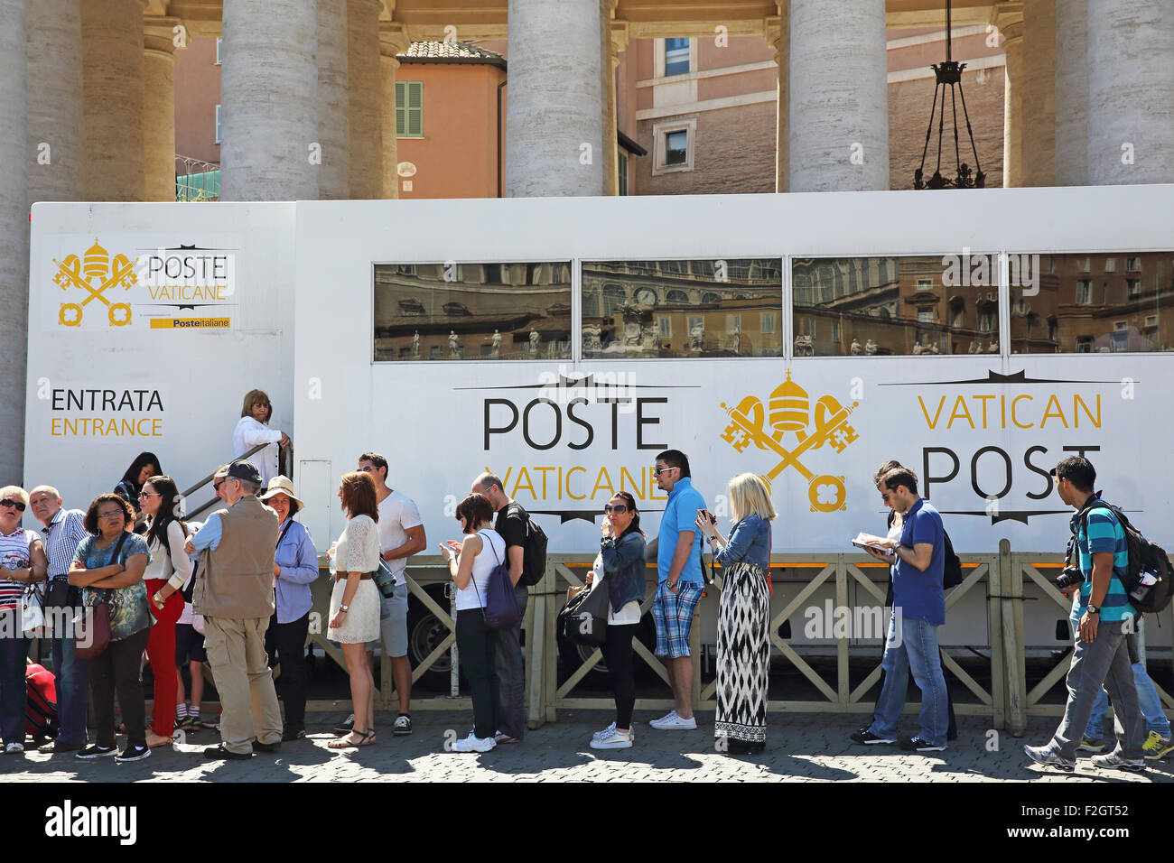 La gente in coda al post di lettere attraverso il Vaticano sistema postale in Piazza San Pietro. Foto Stock