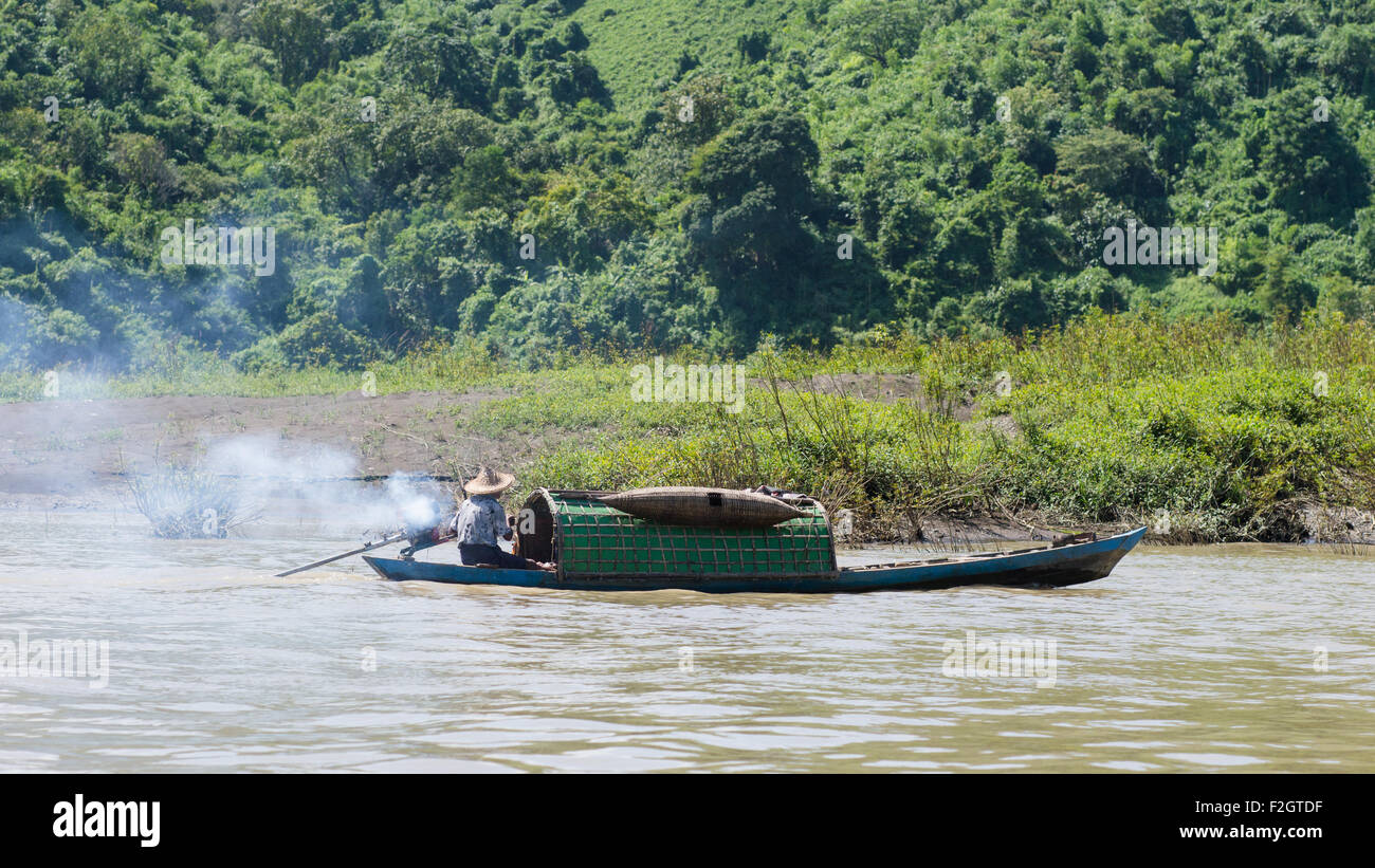 Le imbarcazioni tradizionali con lunga coda motori su Lay Myo River in western Stato di Rakhine, Myanmar Foto Stock
