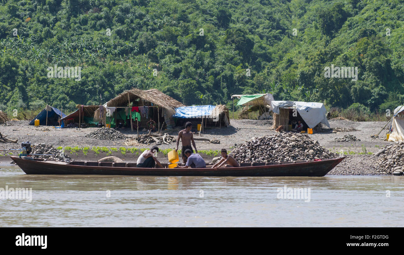 Il trasporto di ciottoli in una barca tradizionale con lunga coda motori su Lay Myo River in western Stato di Rakhine, Myanmar. Foto Stock