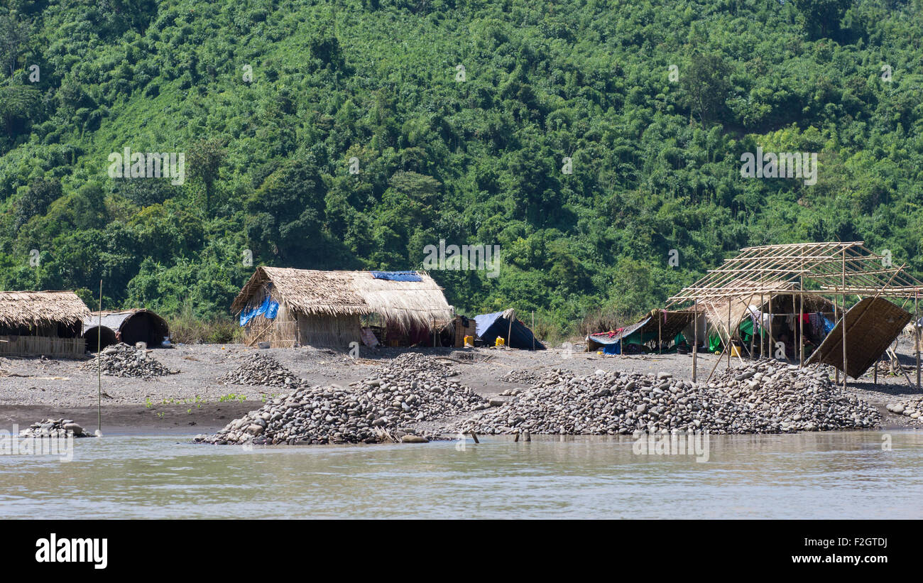Raccolta di ciottoli lungo il lay Myo River in western Stato di Rakhine, Myanmar. Foto Stock
