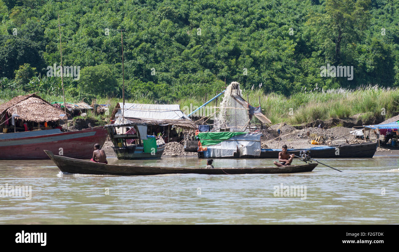 La raccolta, la pulizia ed il trasporto di ciottoli in barche tradizionali con lunga coda motori su Lay Myo River, Myanmar Foto Stock