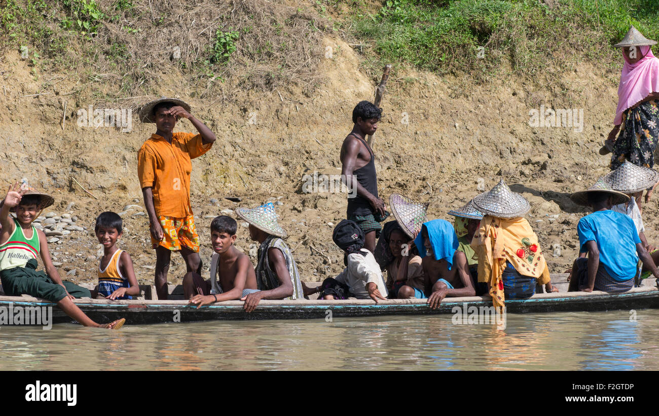 Persone di diversa origine etnica a bordo di un traghetto per essere trasportati attraverso il lay Myo River in Western Stato di Rakhine, Myanmar Foto Stock