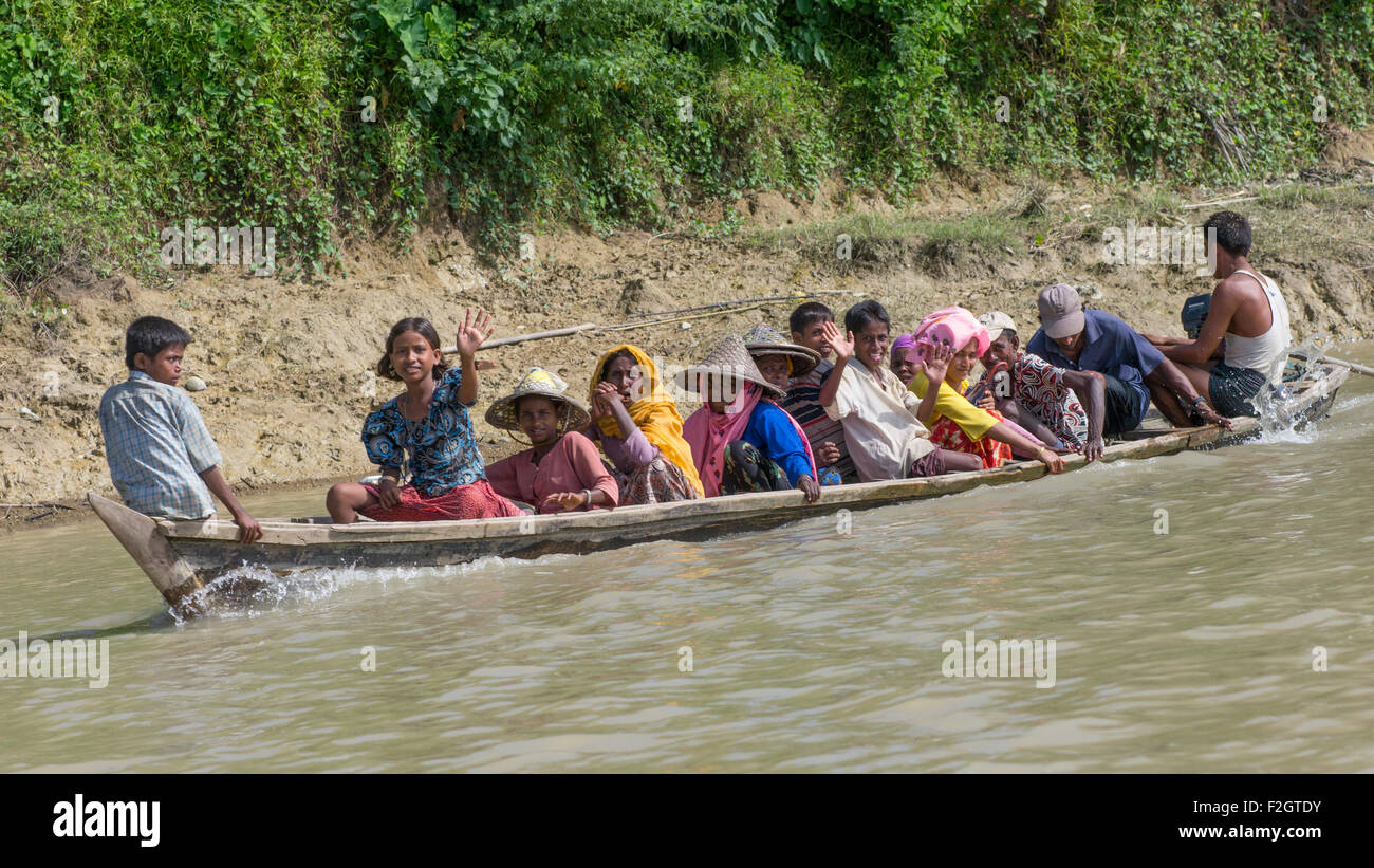 I passeggeri di diversa origine etnica su un traghetto di essere trasportati attraverso il lay Myo River in Western Stato di Rakhine, Myanmar Foto Stock