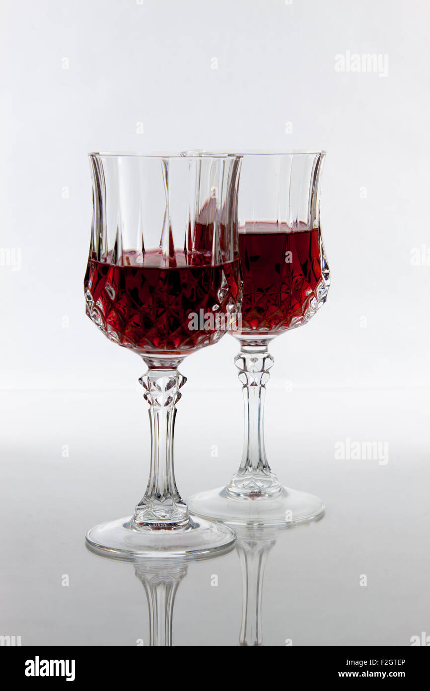 Due parzialmente riempito bicchieri di vino Foto Stock