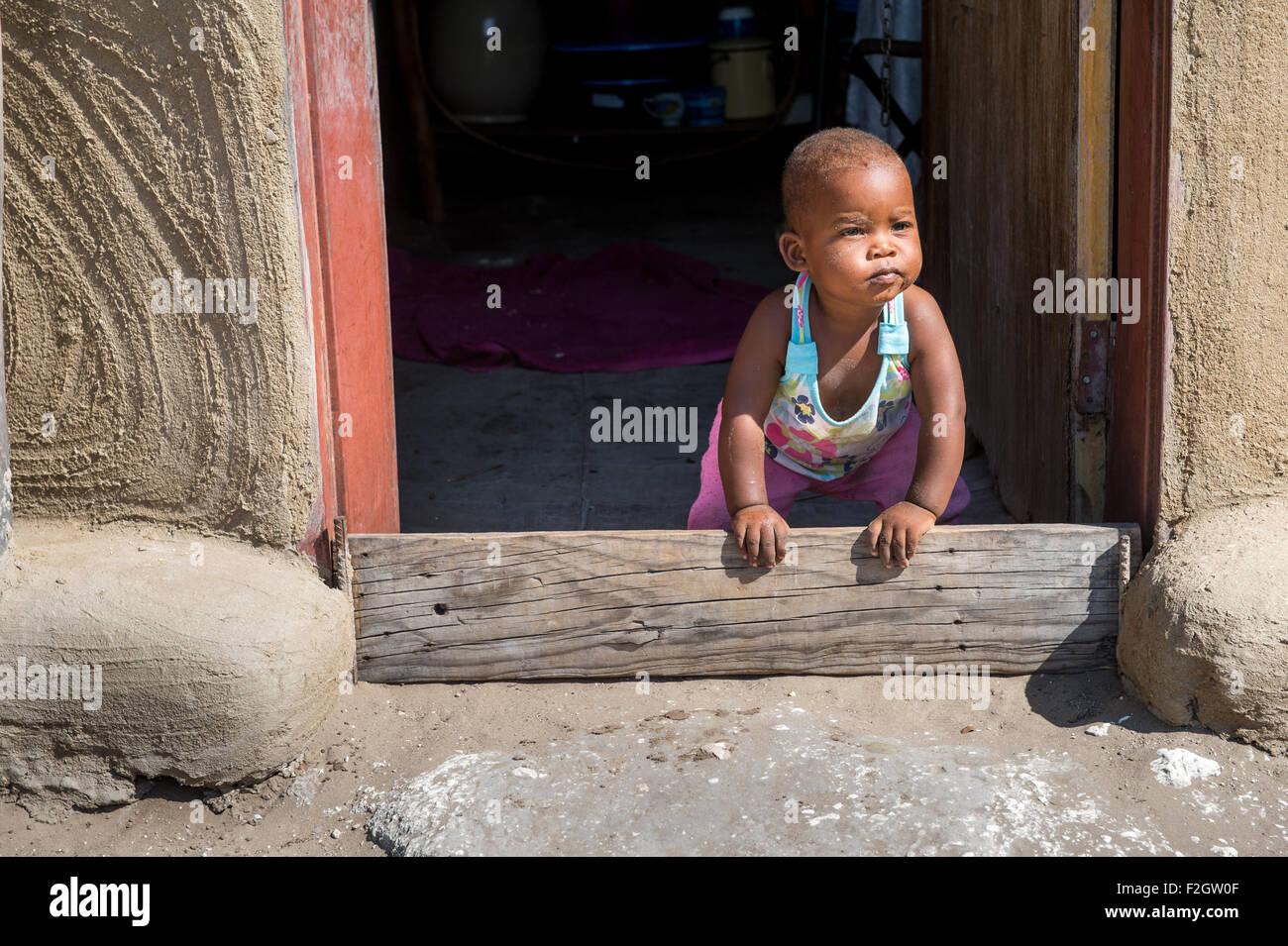 Piccolo bambino guardando attraverso un portale in Botswana, Africa Foto Stock