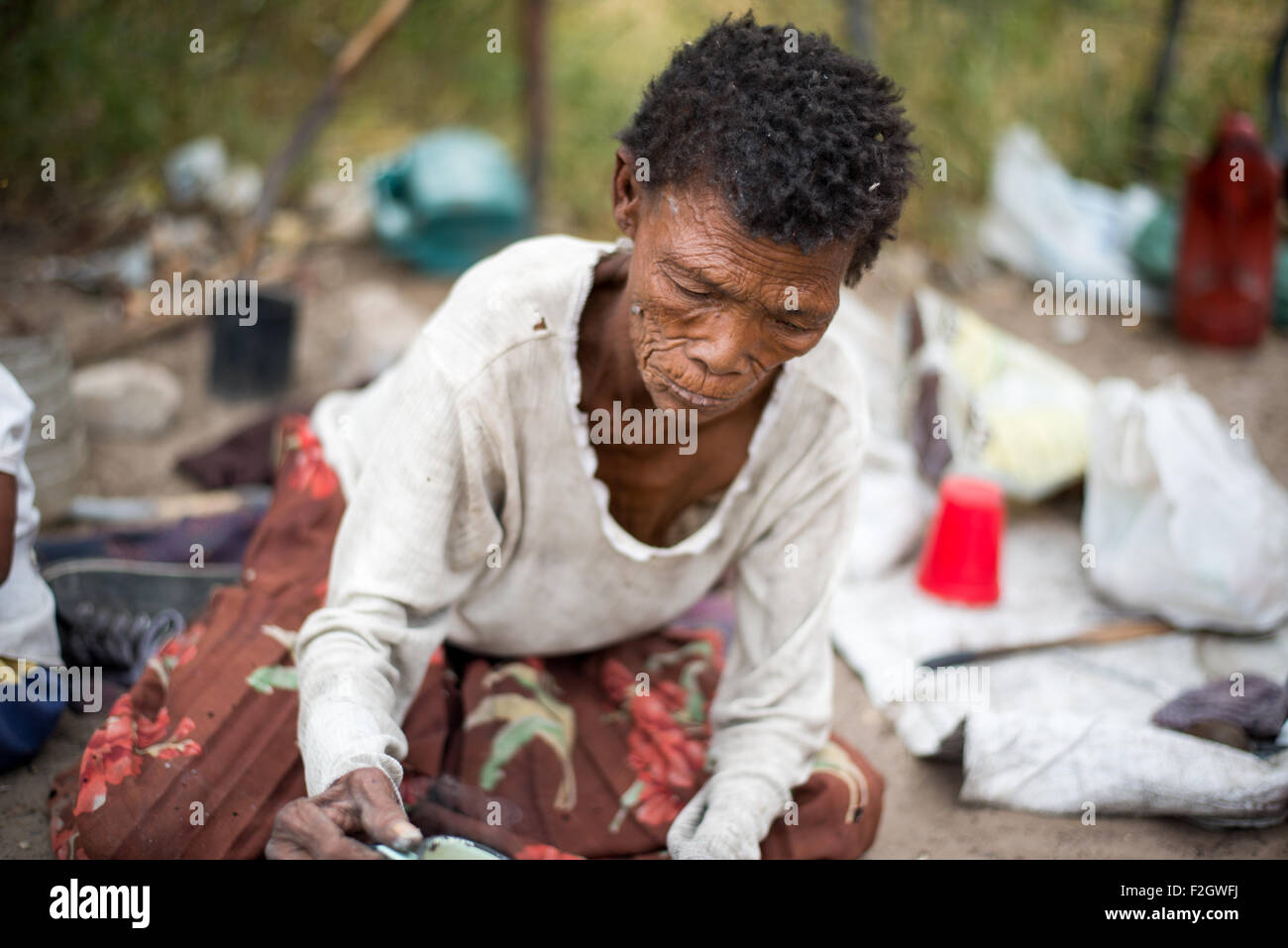 San persone o i boscimani nella preparazione degli alimenti in Botswana, Africa Foto Stock