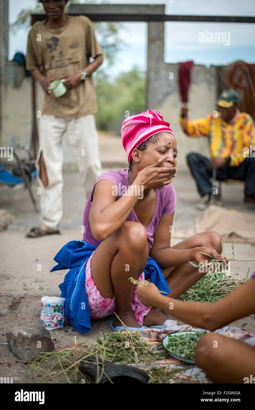 San persone o i Boscimani di mangiare nel loro villaggio in Botswana, Africa Foto Stock