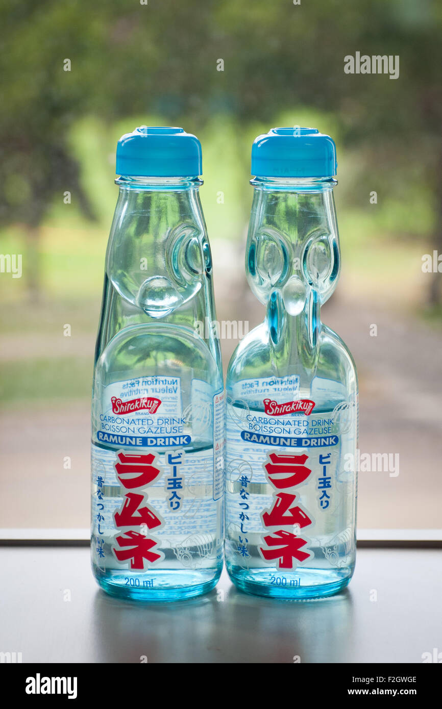 Shirakiku marca giapponese Ramune soft drink, con distintivi Codd a collo di bottiglia. Foto Stock