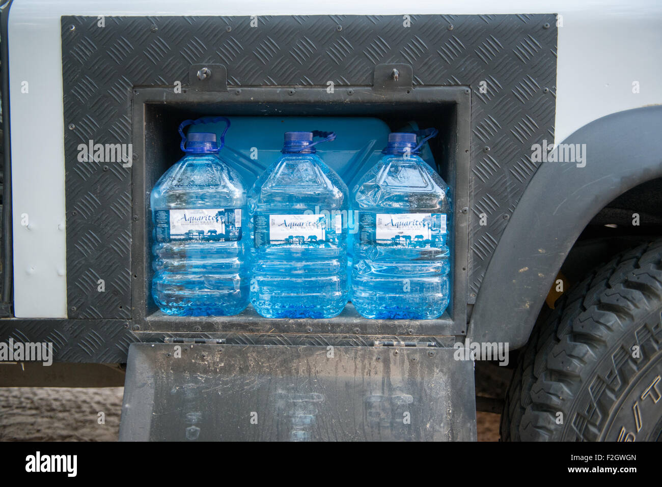 Gavone laterale su Land Rover con acqua extra in Botswana, Africa Foto Stock