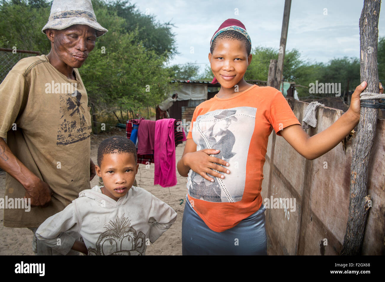 San persone o i Boscimani che posano per una foto in Botswana, Africa Foto Stock