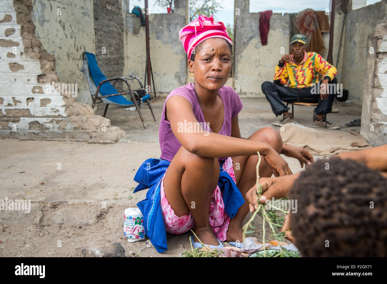 I Boscimani o San persone preparare il cibo in Botswana, Africa Foto Stock