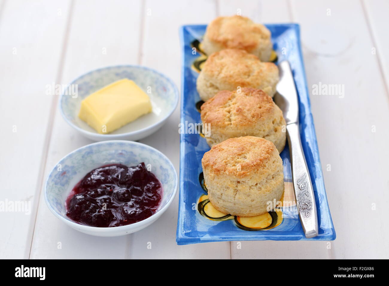 Scones con marmellata e burro Foto Stock