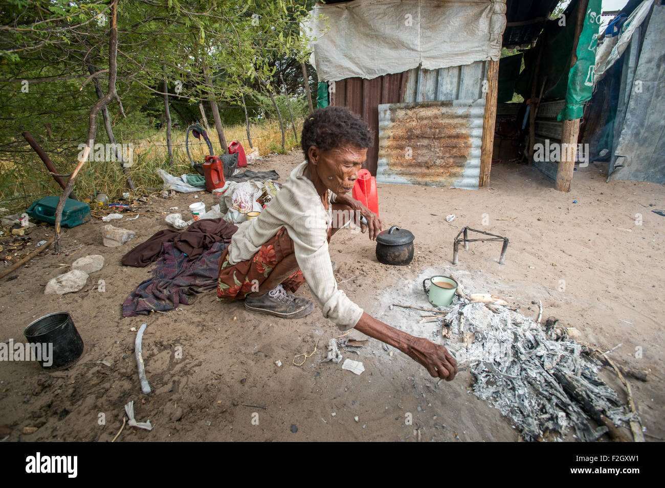 San persone o i Boscimani per la cottura di alimenti in Botswana, Africa Foto Stock