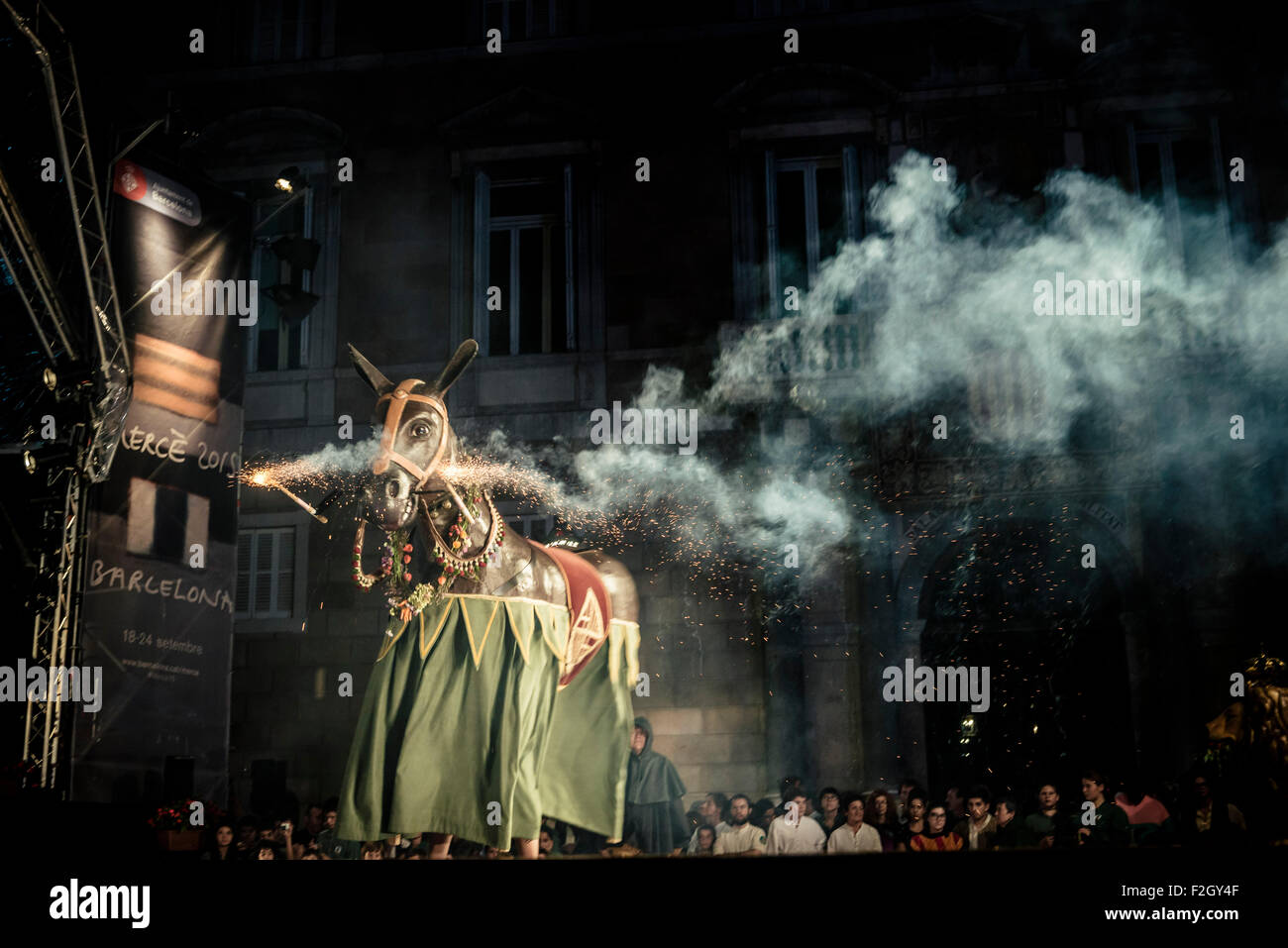 Barcellona, Spagna. Settembre 18th, 2015: Il 'Mule' esegue sul palco di fronte a Barcellona del municipio durante l'atto iniziale della città festival 'La Merce 2015' Credit: matthi/Alamy Live News Foto Stock