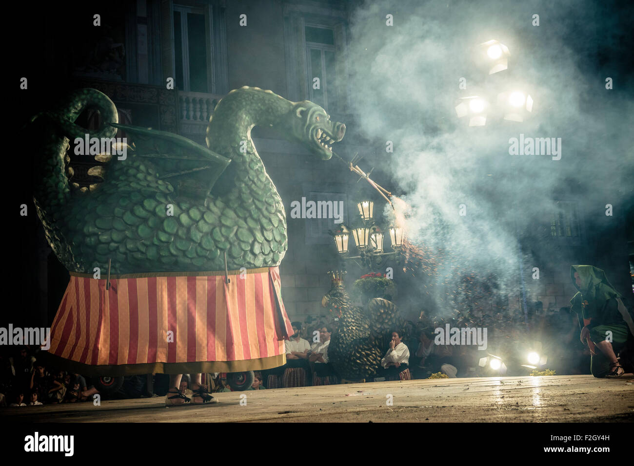 Barcellona, Spagna. Settembre 18th, 2015: il 'drago' esegue sul palco di fronte a Barcellona del municipio durante l'atto iniziale della città festival 'La Merce 2015' Credit: matthi/Alamy Live News Foto Stock