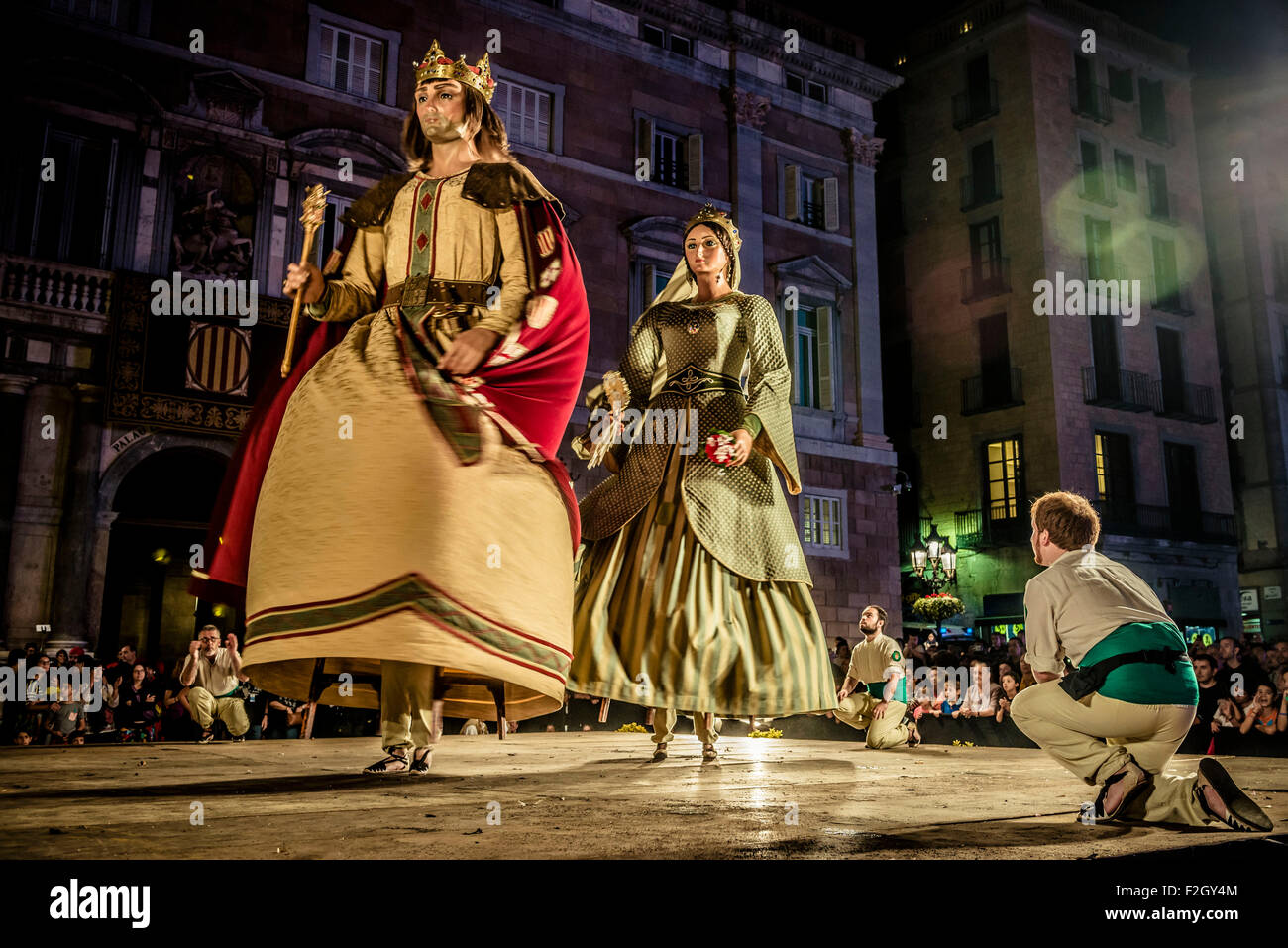 Barcellona, Spagna. Settembre 18th, 2015: la 'Città giganti" danza sul palco di fronte a Barcellona del municipio durante l'atto iniziale della città festival 'La Merce 2015' Credit: matthi/Alamy Live News Foto Stock