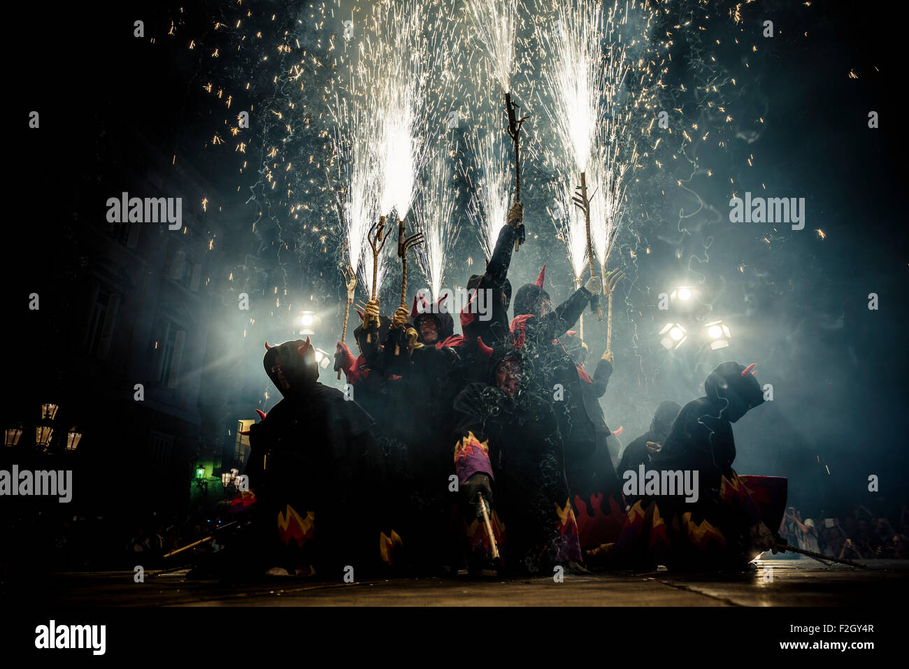 Barcellona, Spagna. Settembre 18th, 2015: Correfocs danza sul palco di fronte a Barcellona il municipio durante l'atto iniziale della città festival 'La Merce 2015' Credit: matthi/Alamy Live News Foto Stock