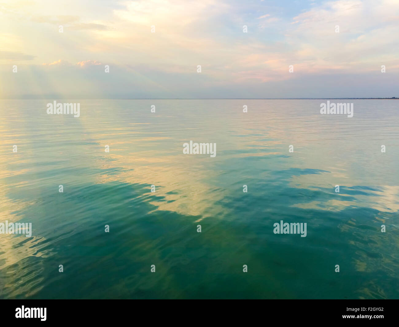 Liscia superficie di acqua e raggi solari. Foto Stock Liscia superficie di acqua e raggi solari. Foto Stock