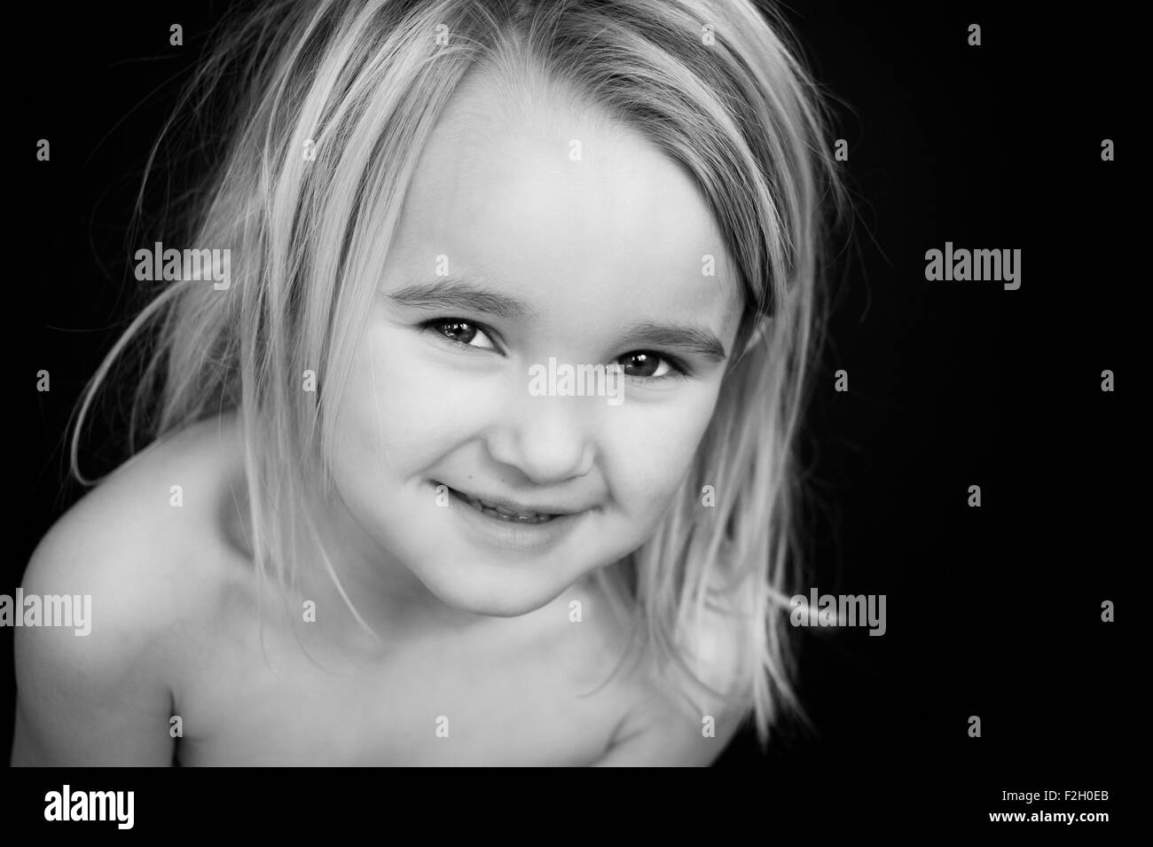 Giovane ragazza sorridente immagine in bianco e nero Foto Stock