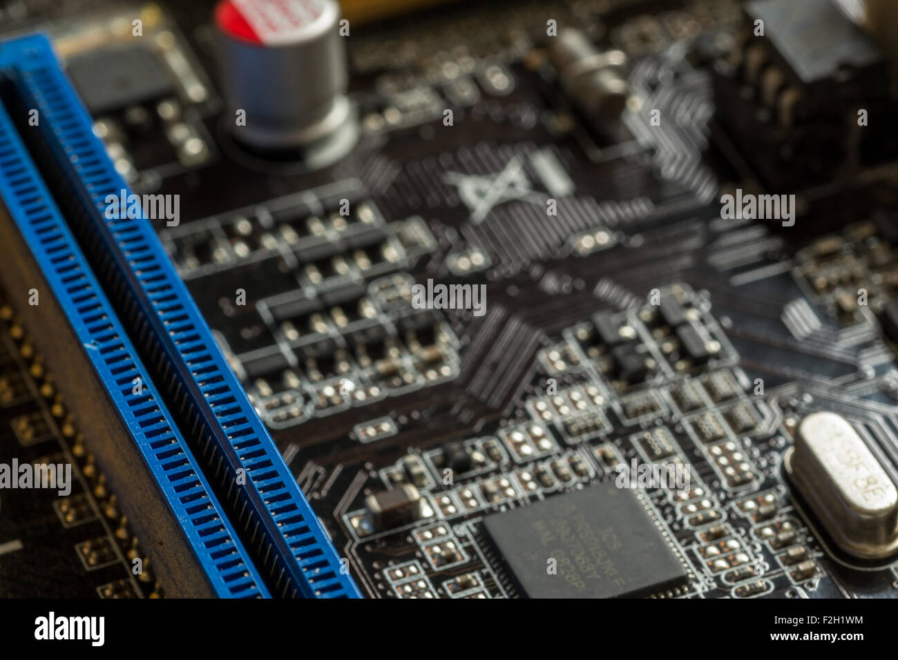 Macro Immagine di una scheda madre del computer con un vuoto di slot della RAM Foto Stock