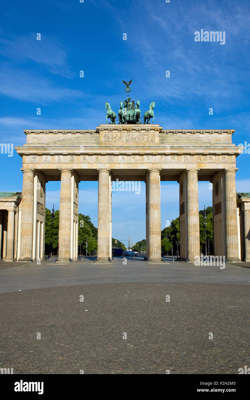 La famosa Porta di Brandeburgo nel centro di Berlino Foto Stock
