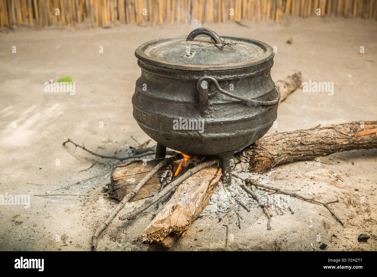 La cottura di sorgo per la famiglia su un fuoco in Botswana, Africa Foto Stock