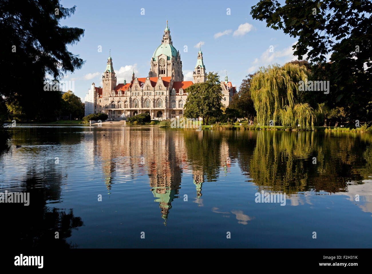 Il nuovo municipio e il lago Maschteich in Hannover, Bassa Sassonia, Germania Foto Stock
