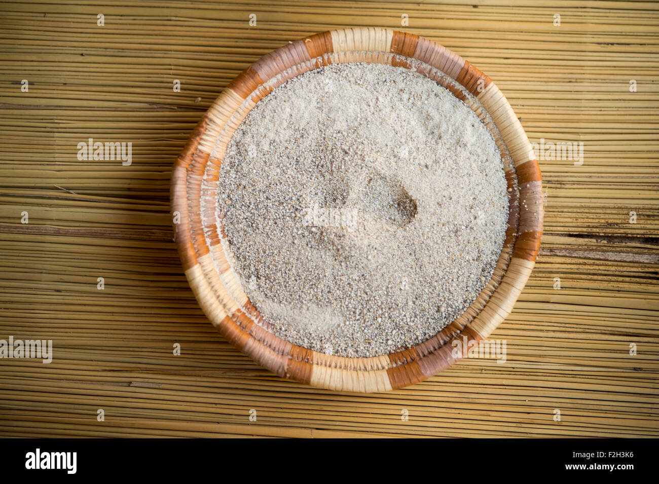 Intrecciato ciotola con il sorgo in Botswana, Africa Foto Stock