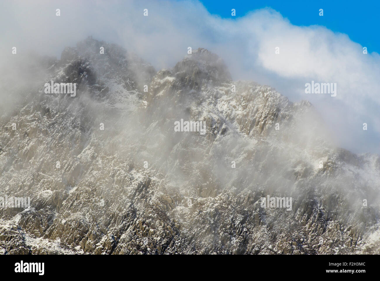 Vista del Tryfan nella valle Ogwen nel Parco Nazionale di Snowdonia, Wales, Regno Unito dopo una notte di neve. Foto Stock