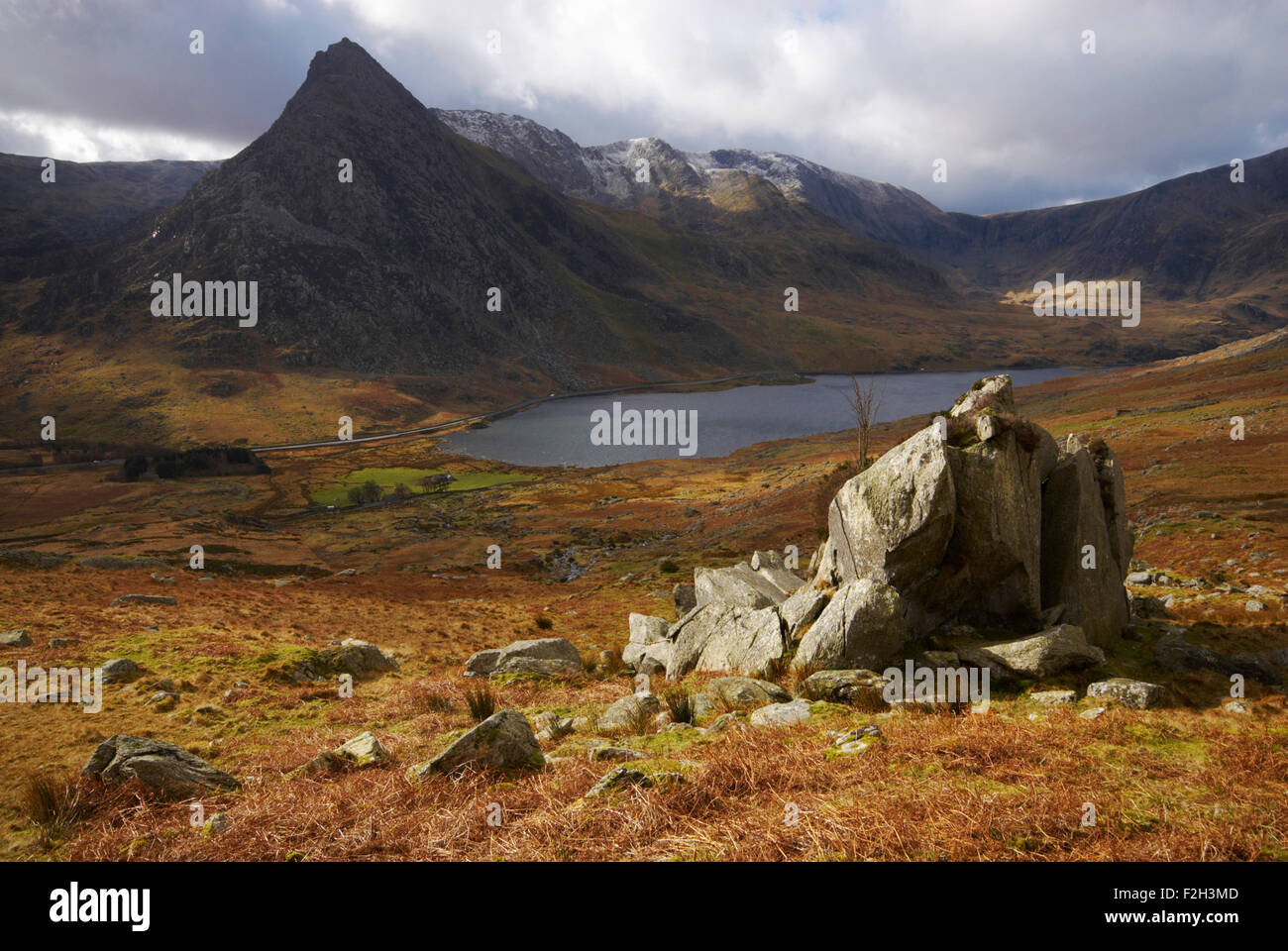 Vista del Tryfan e Lyn Ogwen nella valle Ogwen nel Parco Nazionale di Snowdonia, Wales, Regno Unito Foto Stock