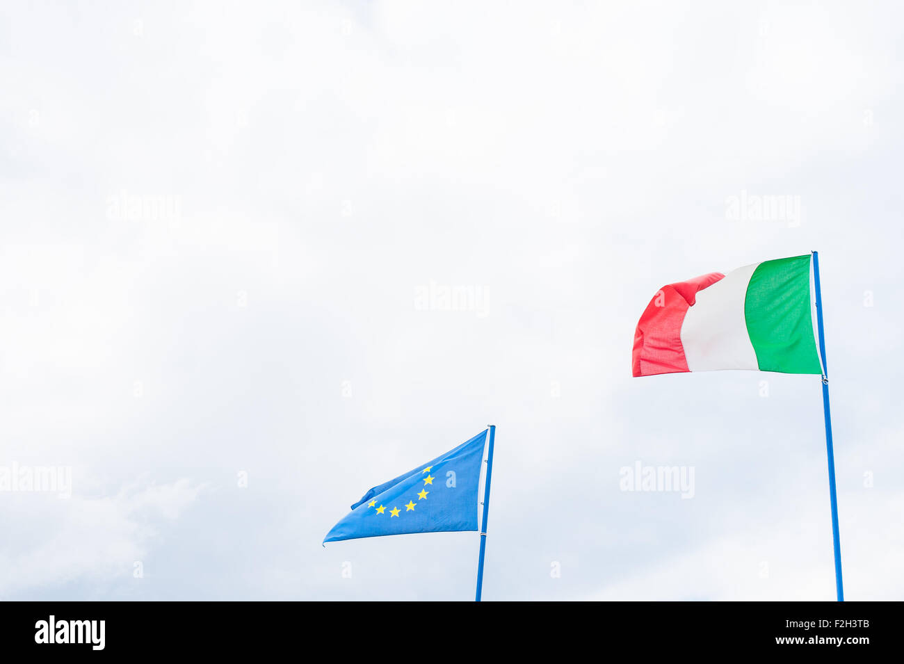 Italiano e comunità europea bandiera sul cielo nuvoloso con spazio di copia Foto Stock