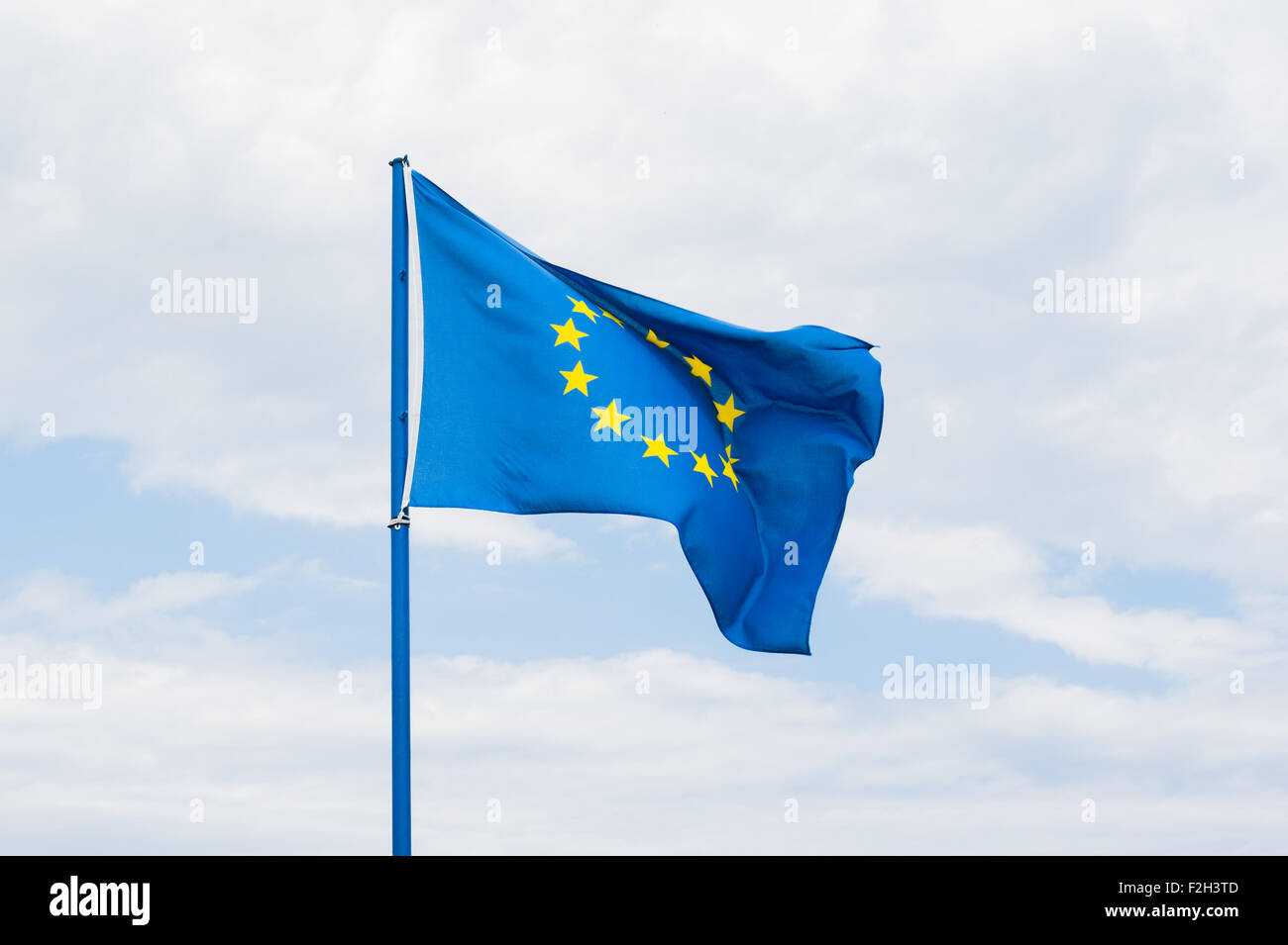 Comunità europea bandiera in cielo molto nuvoloso Foto Stock