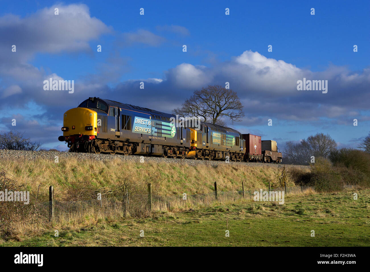 37612 & 37606 testa 6M56 13:41 Berkeley - Crewe attraverso Norton, Worcestershire il 19/01/15. Foto Stock