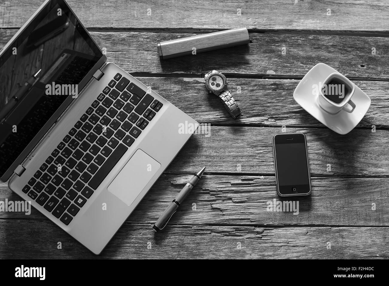 Composizione vintage del moderno tavolo in legno scrivania con computer portatile dello smartphone e la tazza di caffè Foto Stock