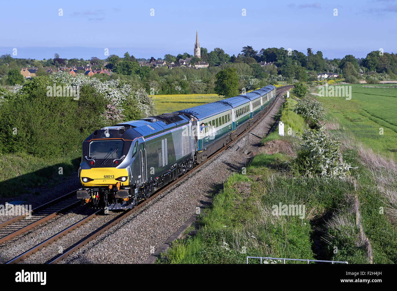 68013 passa attraverso re Sutton con 1U61 17:50 London Marylebone - Banbury il 26/05/15. Foto Stock
